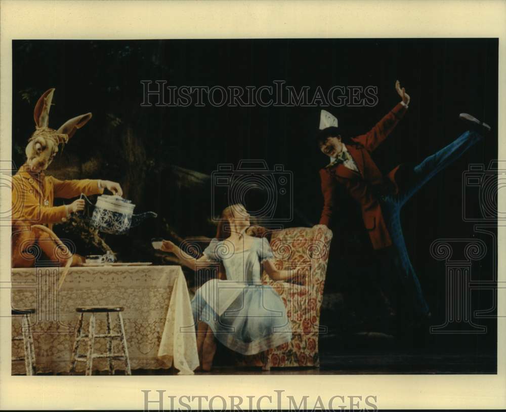 1992 Press Photo Dancers from the Houston Ballet put on Alice in Wonderland - Historic Images