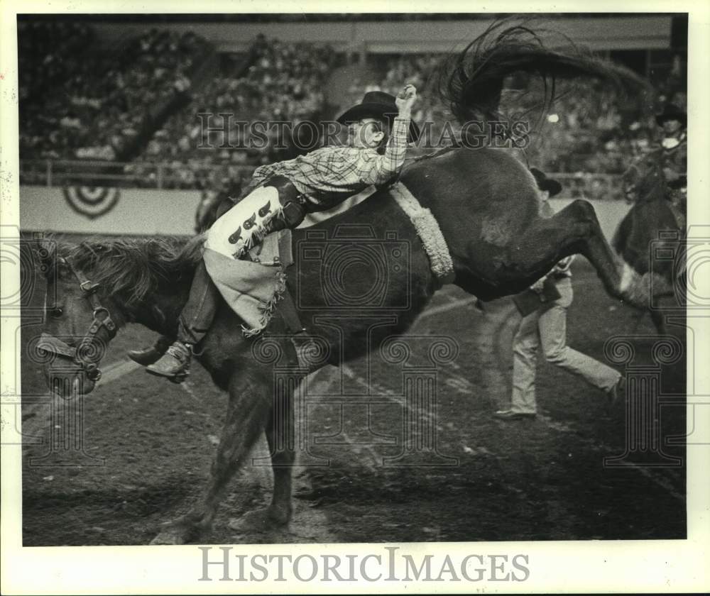 1986 Chris Guay receives top score in saddle bronc at Houston Rodeo - Historic Images