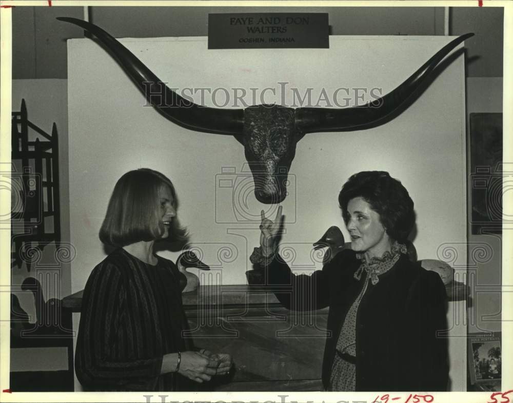 1981 Press Photo Mrs William Paddock and Faye Walters chat, Theta Antiques Show - Historic Images