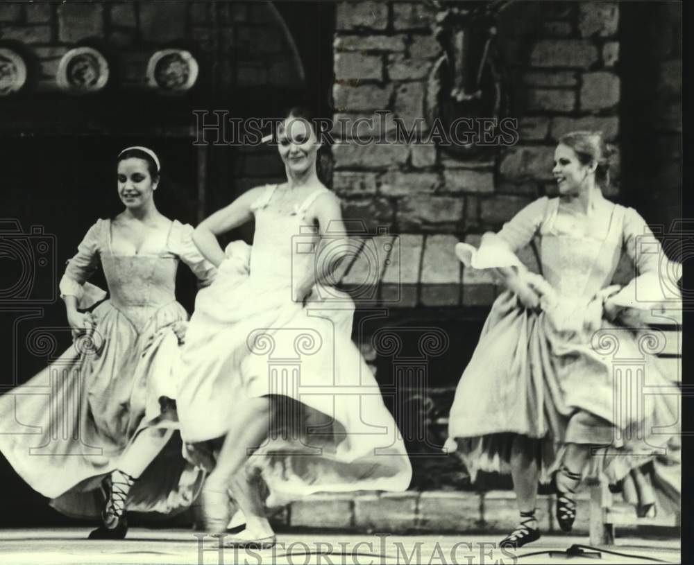 2004 Press Photo Three Actresses in Theater Under the Stars - Historic Images