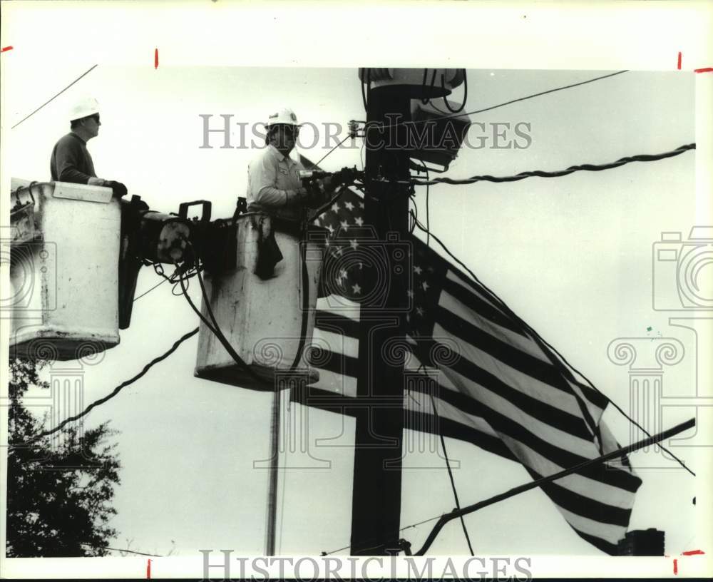 1993 Press Photo Employees Upgrading Lines, Houston Lighting and Power Company - Historic Images