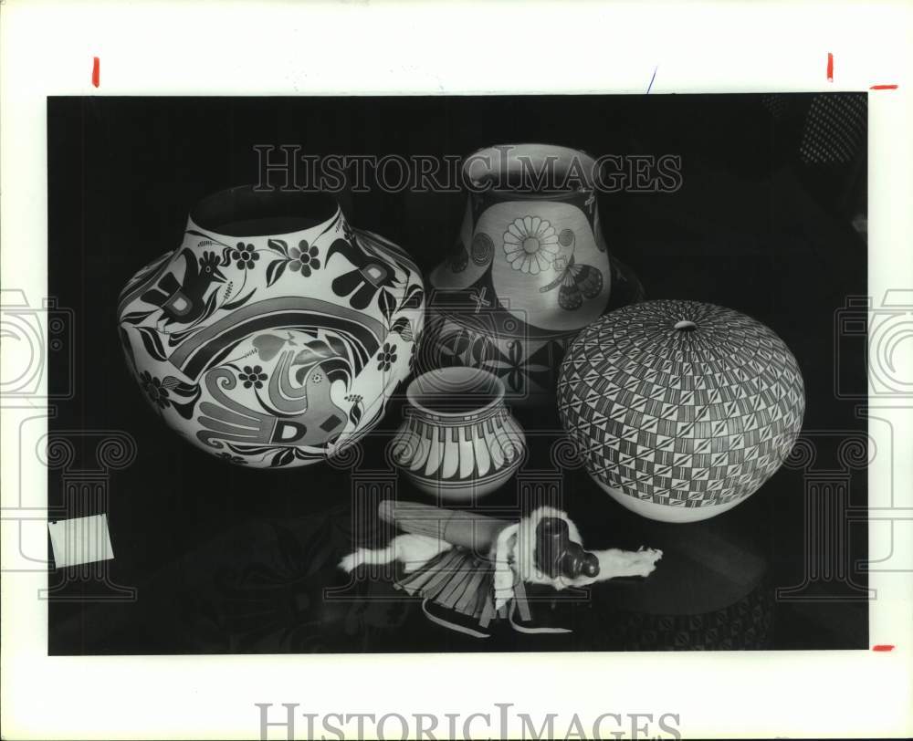 1990 Press Photo Grouping of intricate pueblo pottery at Sante Fe Indian Market- Historic Images