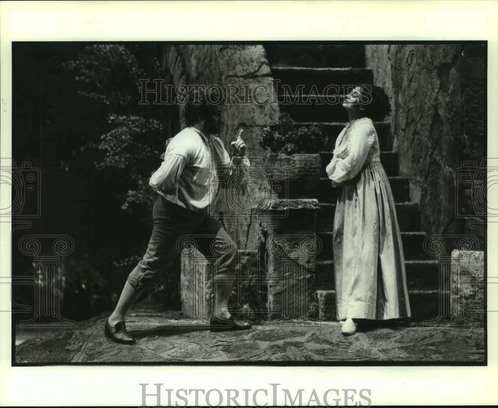 1982 Press Photo Scene from Houston Grand Opera&#39;s Production-The Elixir of Love - Historic Images