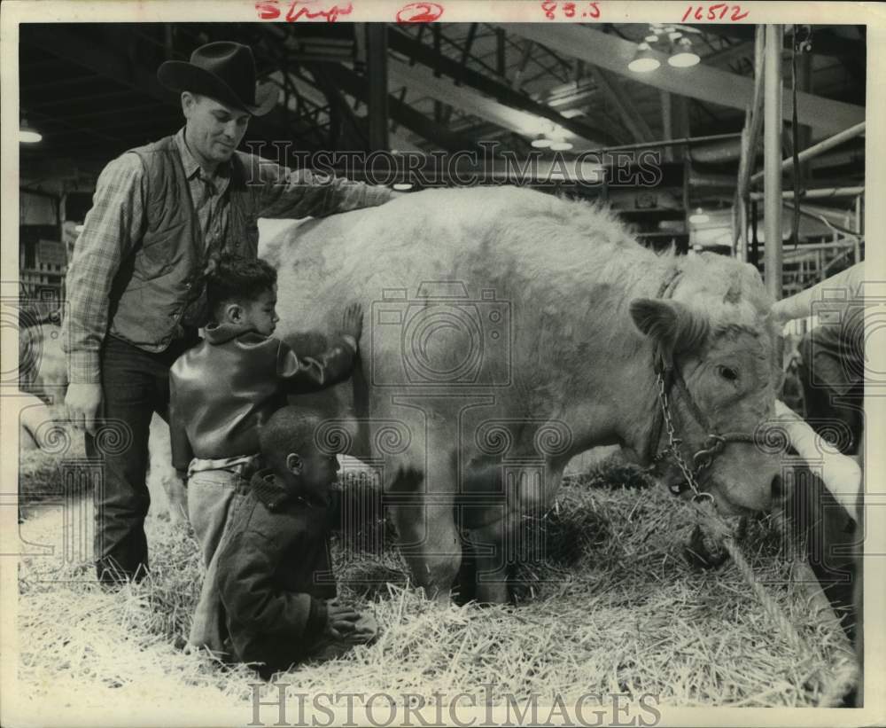 1969 Press Photo Children pet Terry Mullin&#39;s cow at Houston Livestock Show - Historic Images