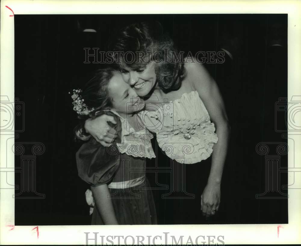 1987 Press Photo Houston Ballet cast member Annie Arnoult gets hug from mom - Historic Images