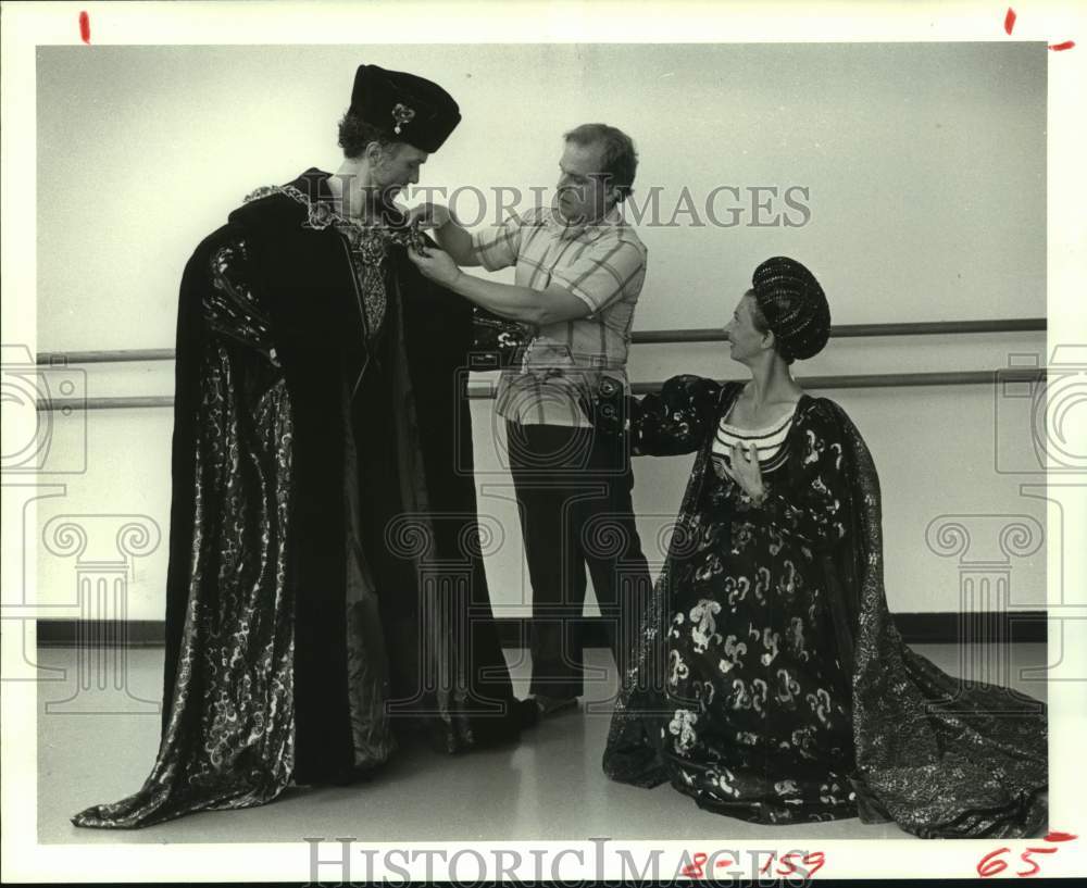 1987 Press Photo Costume adjustments for Romeo & Juliet - Houston Ballet - Historic Images