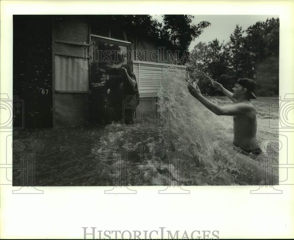 1987 Jim Lowe Splashes Mr. &amp; Mrs. Sanders at Flooded Houston Home - Historic Images