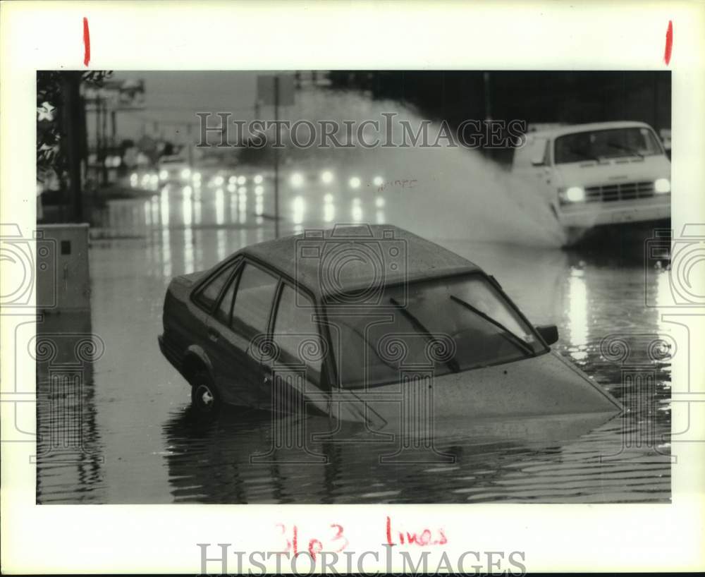 1987 Press Photo Carr off road in flood waters - FM 1960 in Houston - Historic Images