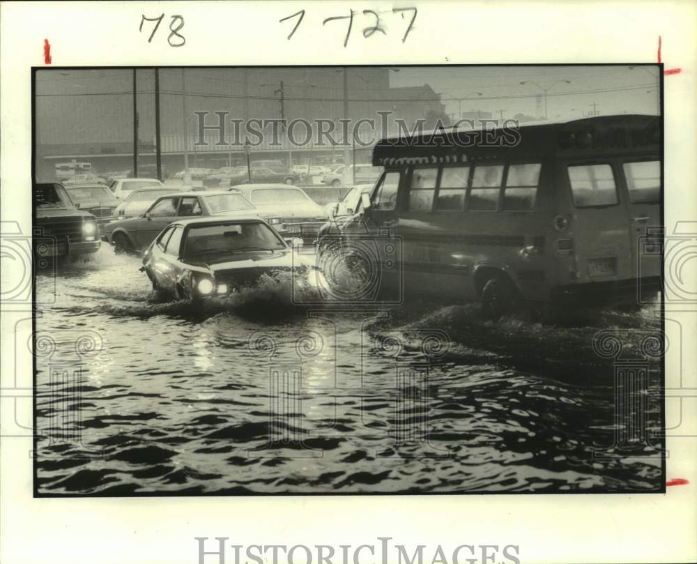 1981 Press Photo Drivers Ford Flooded Downtown Intersection, Houston, TX - Historic Images