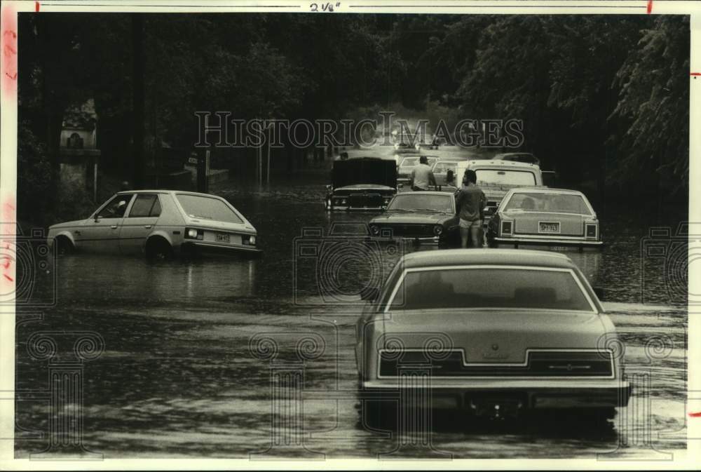 1983 Press Photo Montrose Motorists and Stalled Cars On Bissonnet, Houston, TX - Historic Images