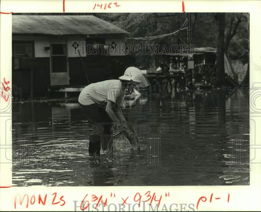 1983 Press Photo Catherine Baker Rescues Dog, Flooded Patton Village, Houston TX - Historic Images