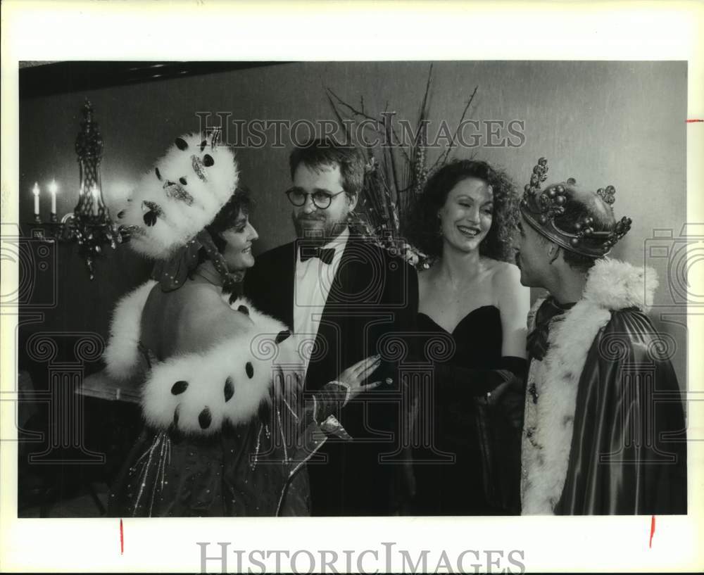 1990 Press Photo TUTS Sweethearts are Honored at Wyndham Warwick Hotel - Historic Images