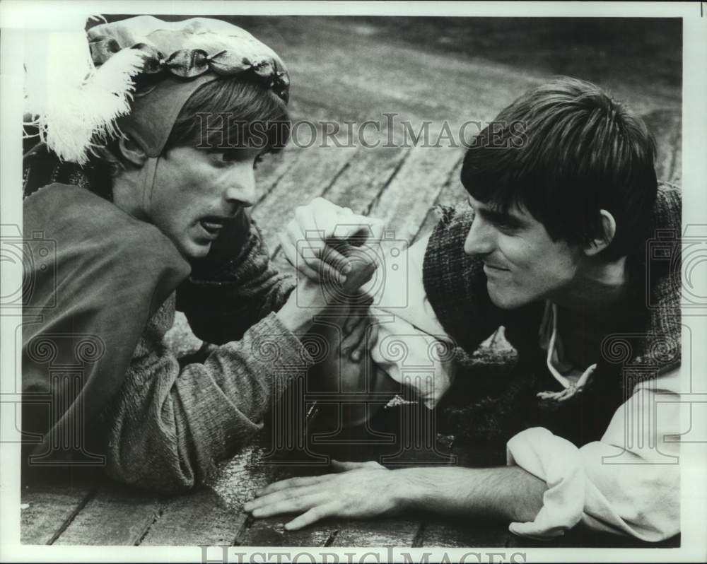 1988 Press Photo The Prince &amp; The Pauper arm wrestle - Alley Theater in Houston - Historic Images