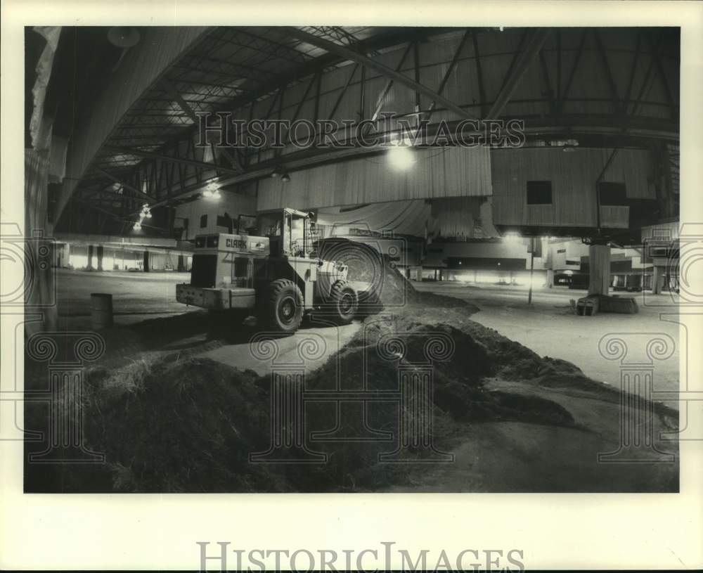 1984 Press Photo Tractors clean dirt from Houston Livestock Show at Astrohall - Historic Images