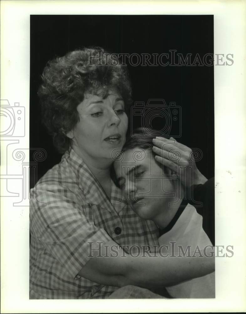 1992 Press Photo Peggy hugs Virgil in &quot;The Kiddie Pool&quot; - The Alley in Houston - Historic Images