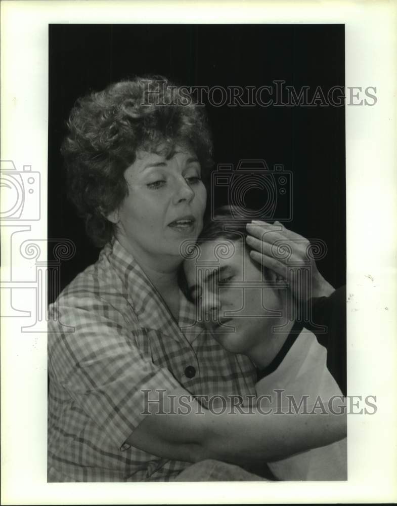 1992 Press Photo Peggy hugs Virgil in "The Kiddie Pool" - The Alley in Houston - Historic Images