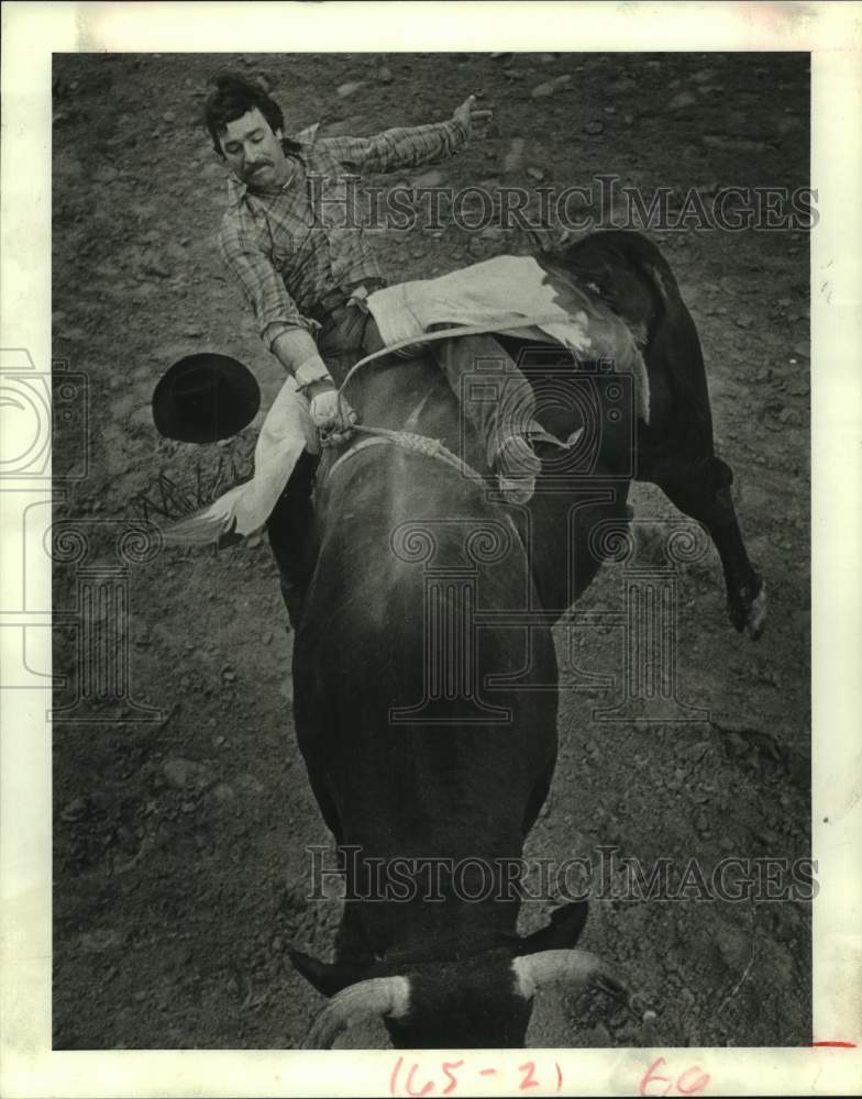 1983 Press Photo Bull rider Philip Fournier loses his hat during Houston Rodeo - Historic Images