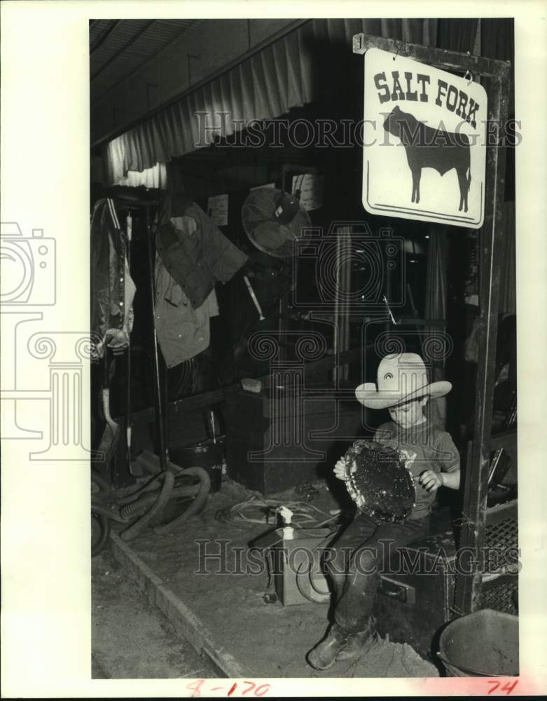 1983 Press Photo Clint Petzold with mom&#39;s gold plate - Houston Livestock Show - Historic Images