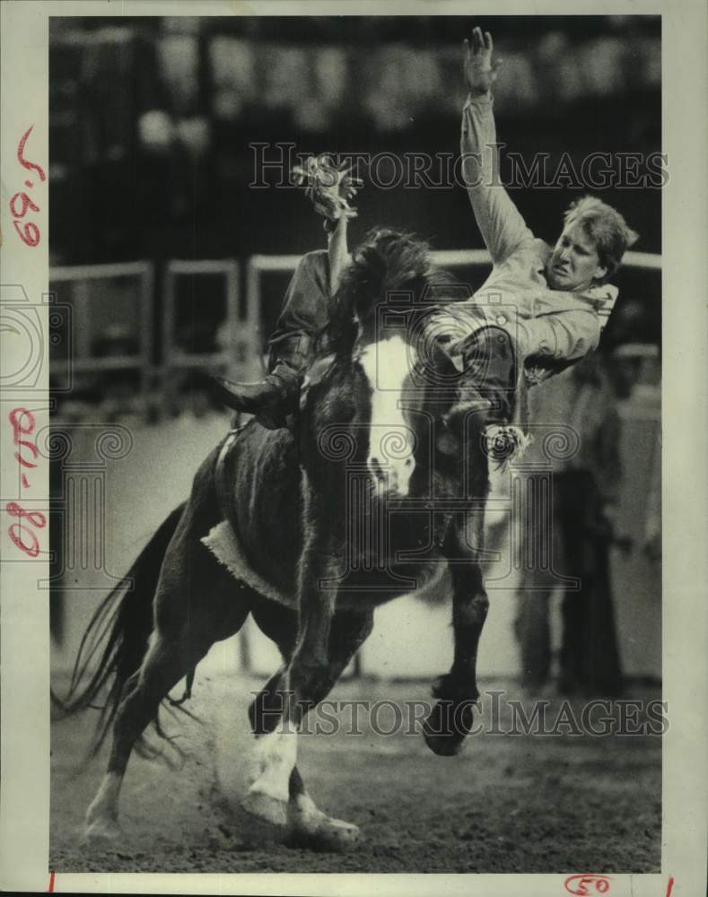 1981 Press Photo Pat Linger struggles to stay on horse during Houston Rodeo - Historic Images