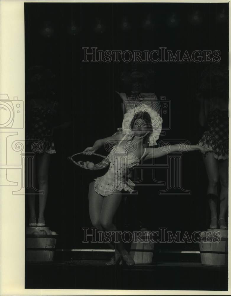 1986 Press Photo Scene from &quot;Guys and Stars&quot; at Houston&#39;s TUTS&#39; performance - Historic Images