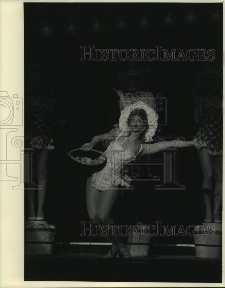 1986 Press Photo Scene from "Guys and Stars" at Houston's TUTS' performance - Historic Images