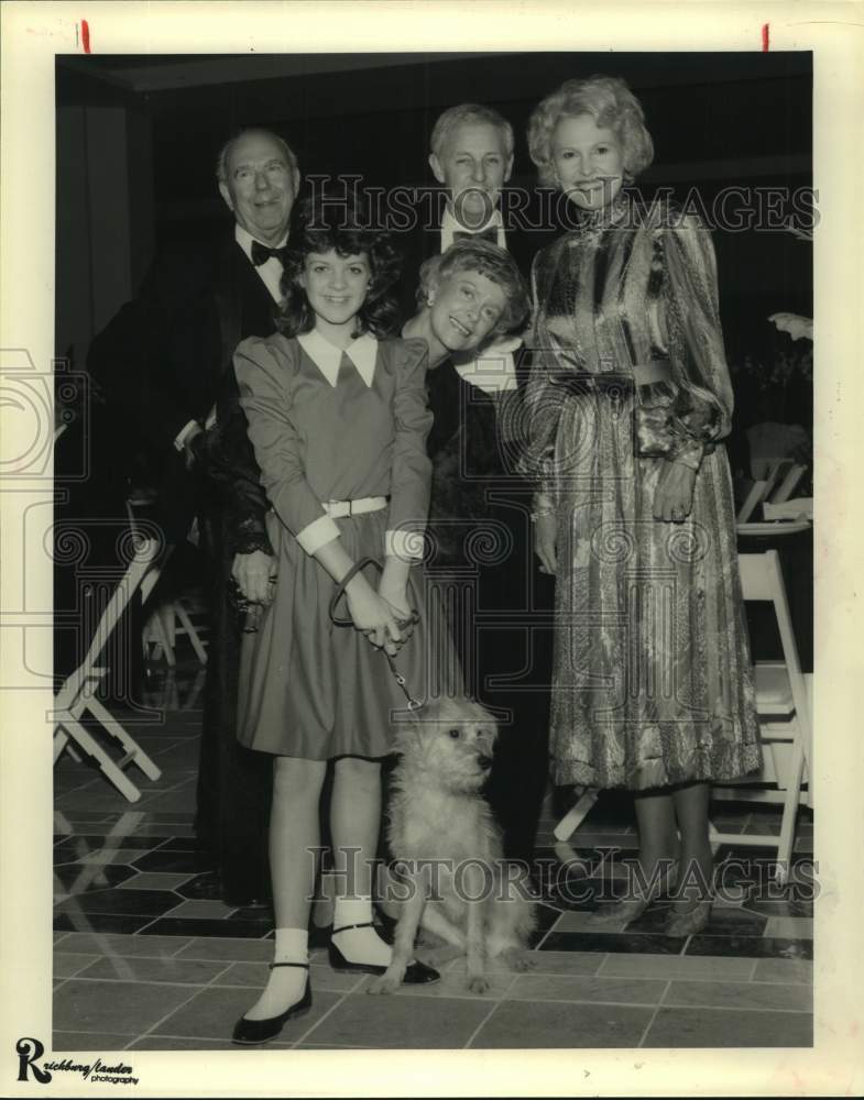 1984 Press Photo &quot;Annie,&quot; Sandy and the high bidders - TUTS&#39; auction in Houston - Historic Images