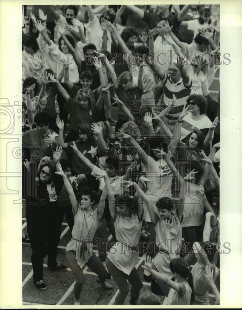 1988 Houston&#39;s TUTS dancers at World Record attempt - &quot;42nd Street&quot; - Historic Images