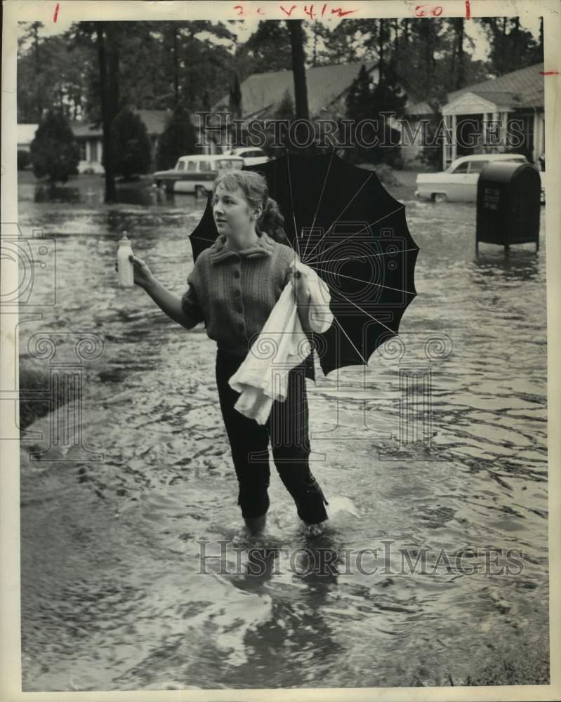 1961 Press Photo Betty Pillows Walks in Flood Water to get Baby Bottle, Houston - Historic Images