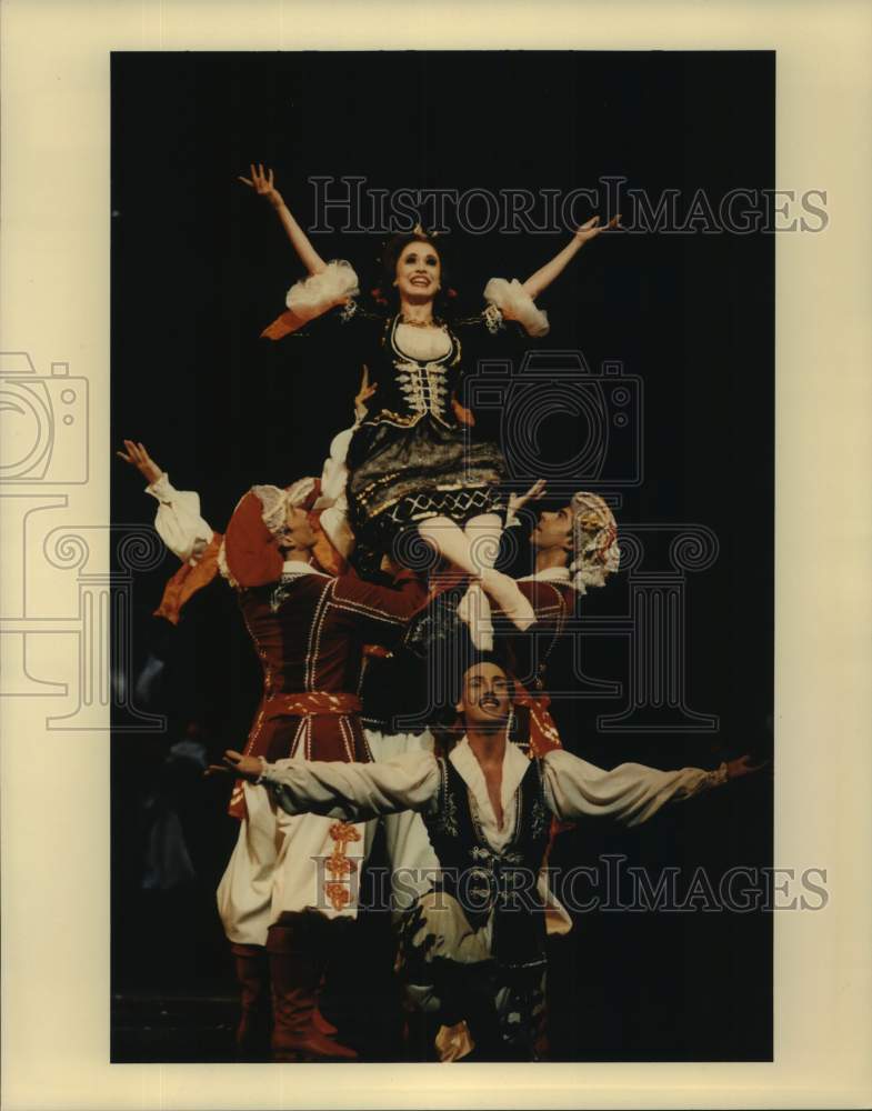 1995 Scene from "The Merry Widow" by Houston Ballet - Historic Images