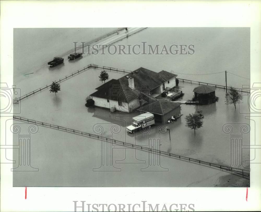 1991 Press Photo Fort Bend Co home sits in Brazos River flood waters - Texas - Historic Images