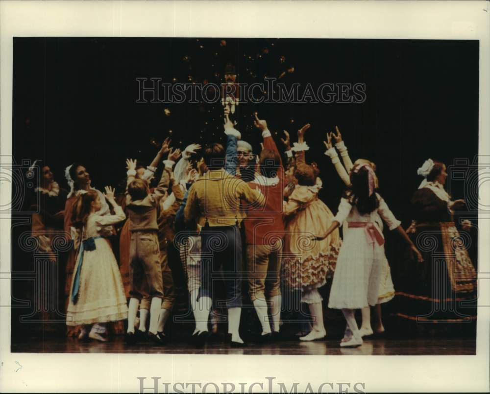 2000 Press Photo Artists of the Houston Ballet in "The Nutcracker" performance - Historic Images