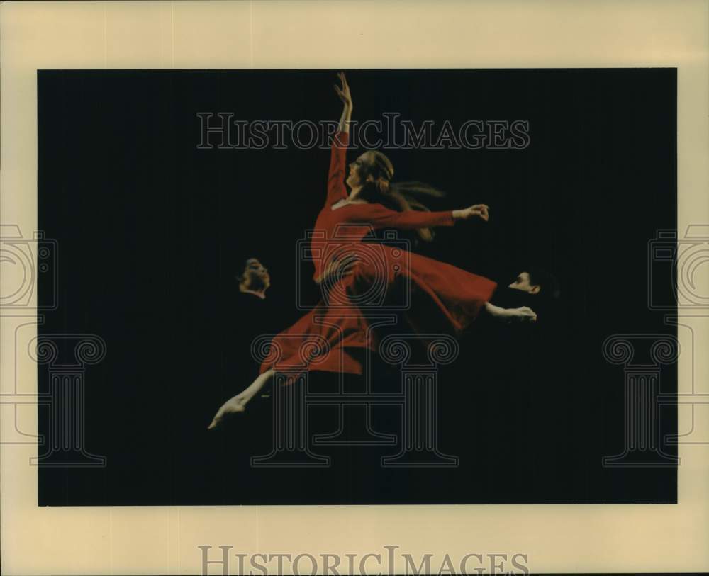 1998 Press Photo Artists of Houston Ballet with Susan Cummins in &quot;Rooster&quot; - Historic Images