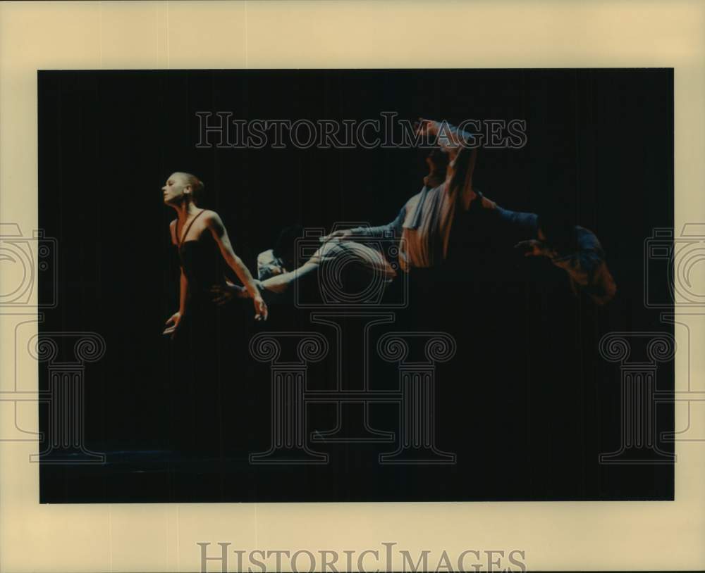 1998 Press Photo Barbara Bears with Artists of Houston Ballet in "Musings" - Historic Images