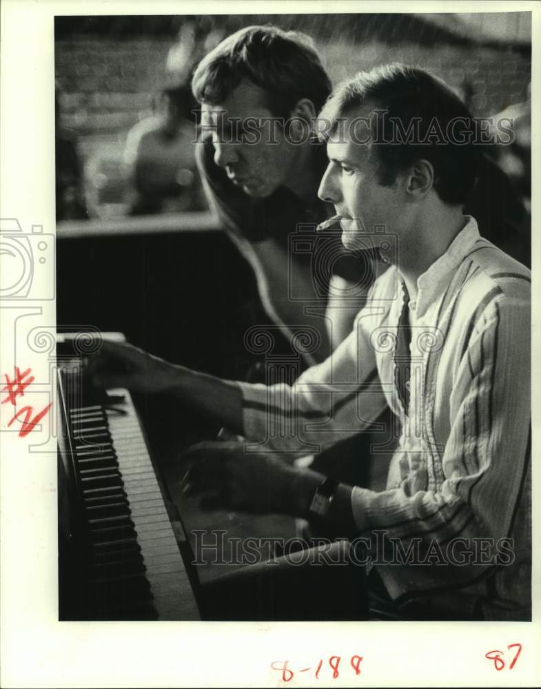 1983 Press Photo TUTS music director and pianist rehearse &quot;Making Whoopee&quot; - Historic Images