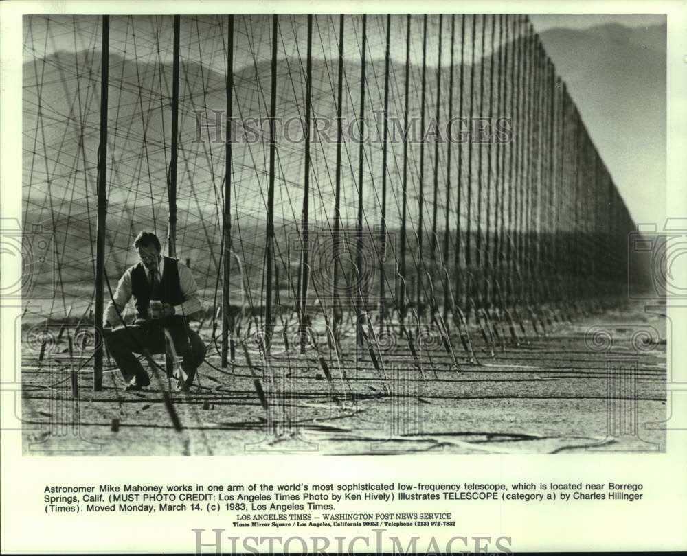 1983 Press Photo Astronomer Mike Mahoney at low-frequency telescope in Calif. - Historic Images