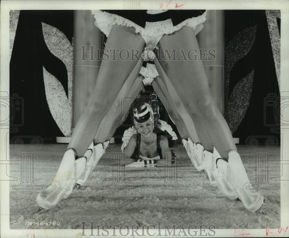 1967 Press Photo Glenda Brenner with ice partners of the Ice Ca'pets, Ice Capade - Historic Images