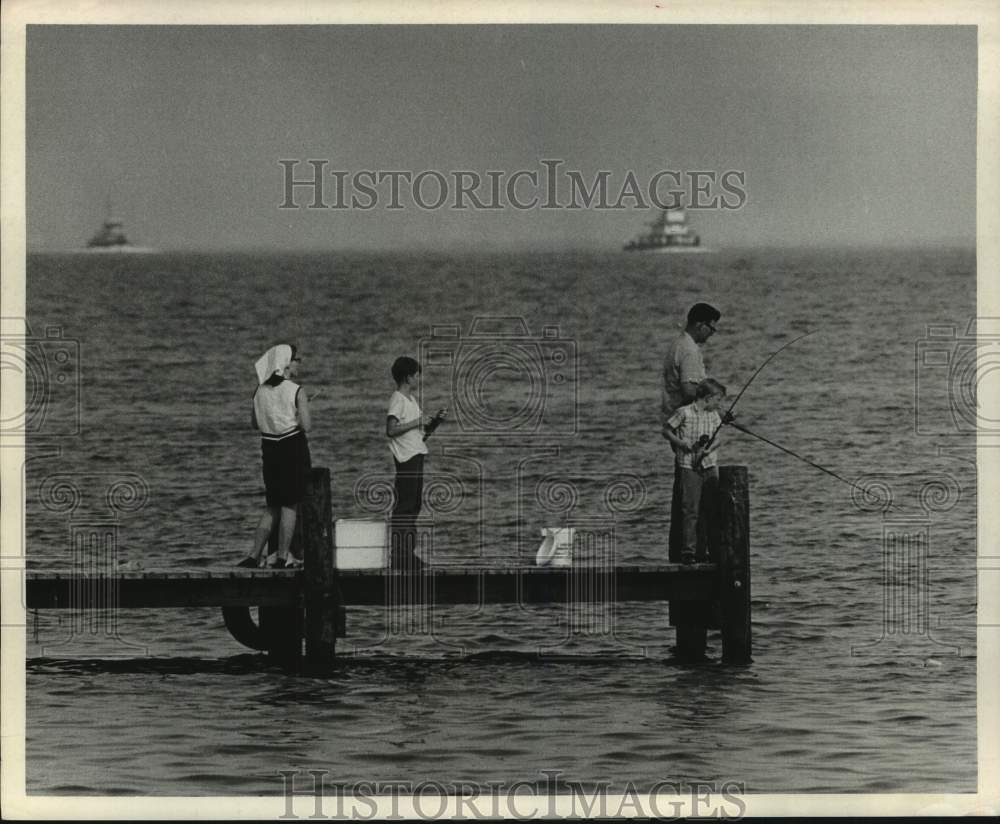 1970 Press Photo Family fishing at Texas City Dikes before Hurricane Celia - Historic Images