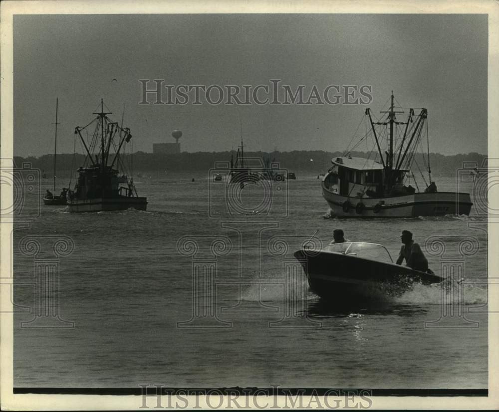 1970 Press Photo Fishing boats going up Clear Lake to wait out Hurricane Celia - Historic Images