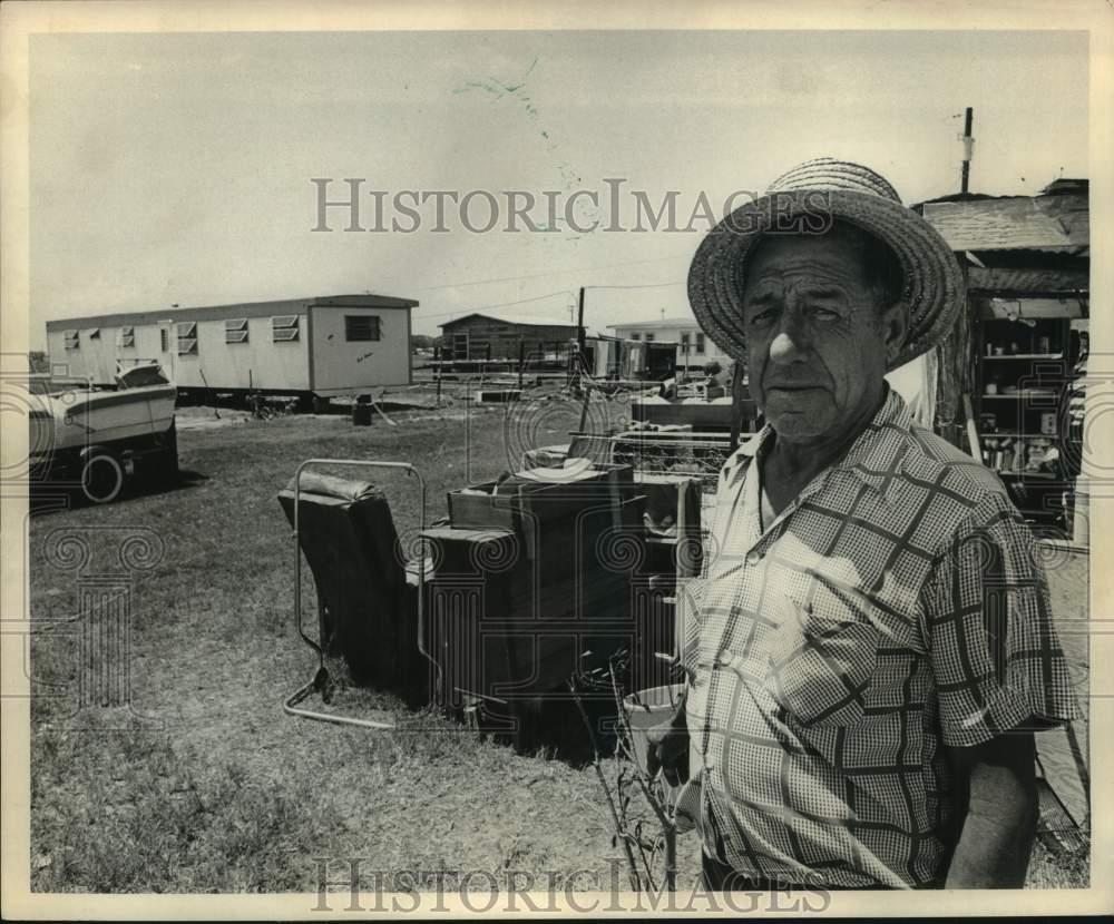 1970 Press Photo Ramon Garcia near his new trailer home - Hurricane Alia - Texas - Historic Images