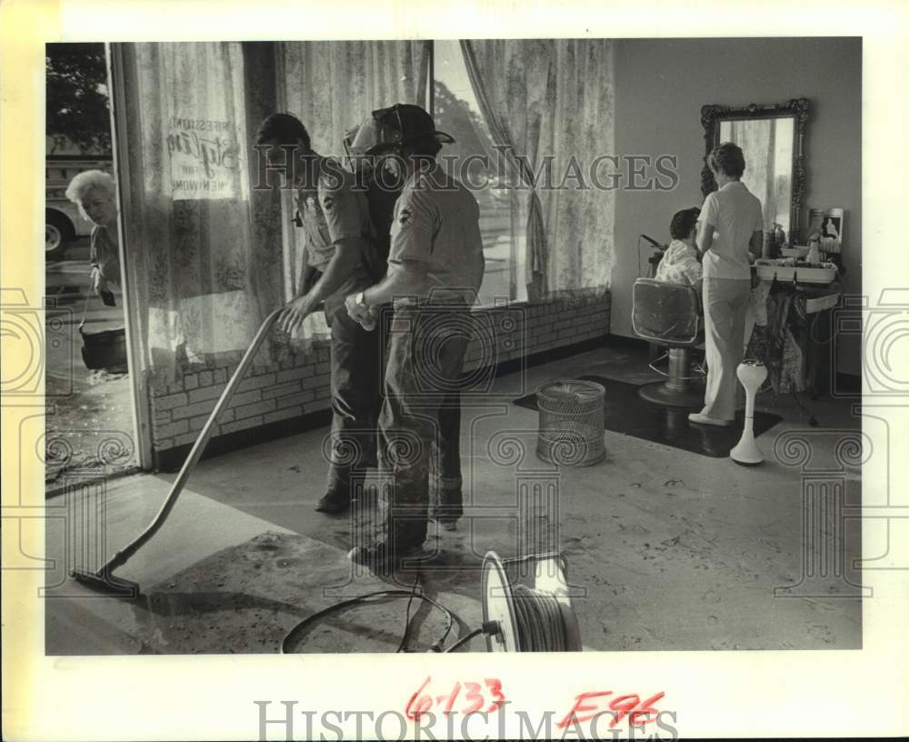 1982 Press Photo Work continues at Houston beauty shop - firemen clean up - Historic Images