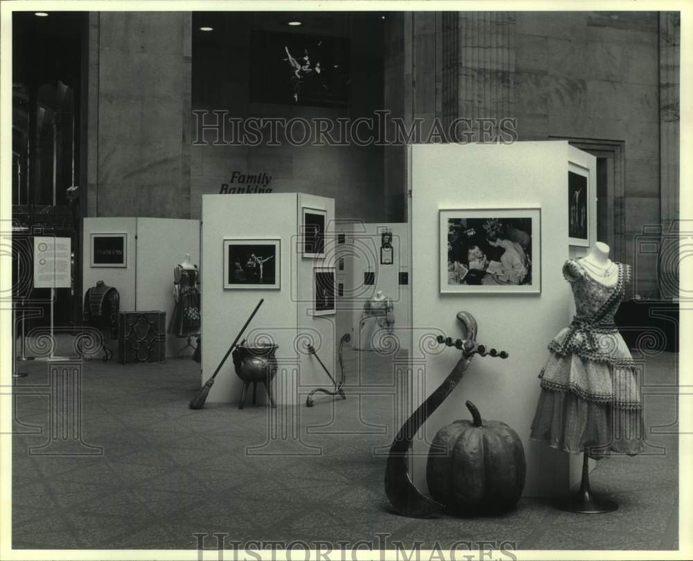 1979 Press Photo Houston Ballet display - Lobby of Texas Commerce Bank - Historic Images