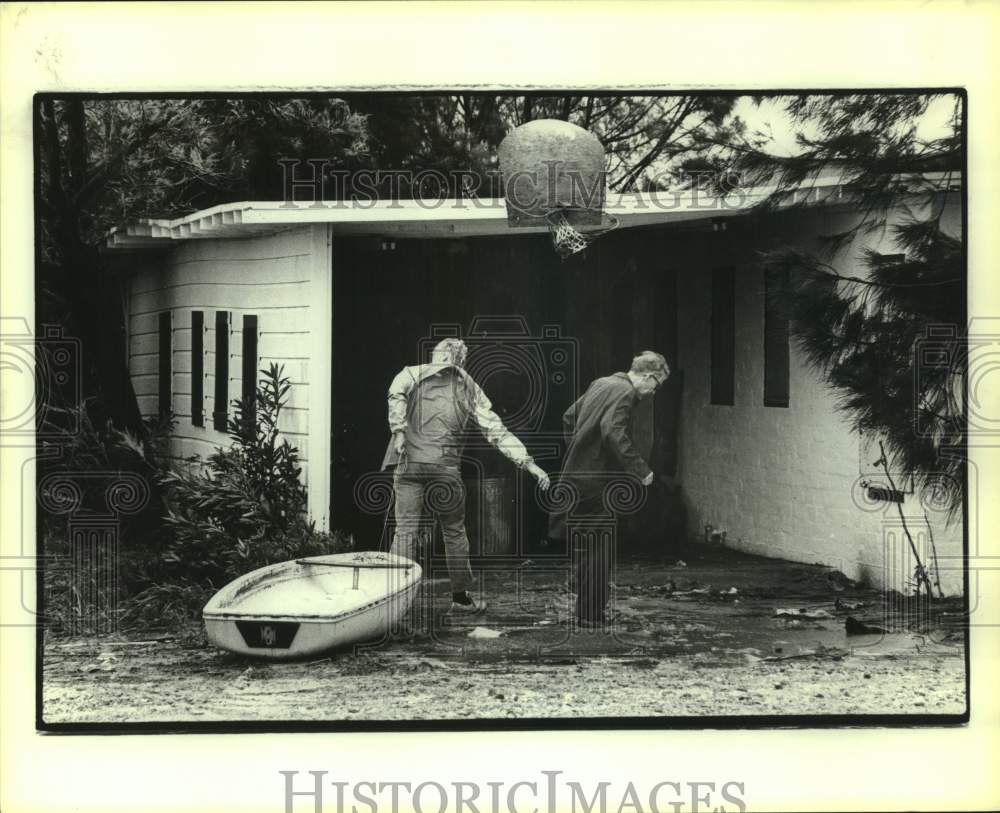1980 Press Photo Men cleanup Hurricane Allen damage at home in Texas - Historic Images