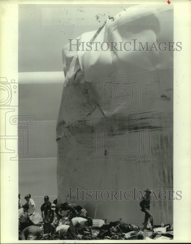 1985 Press Photo People sort through debris of Delta 191 at water tower - Texas - Historic Images