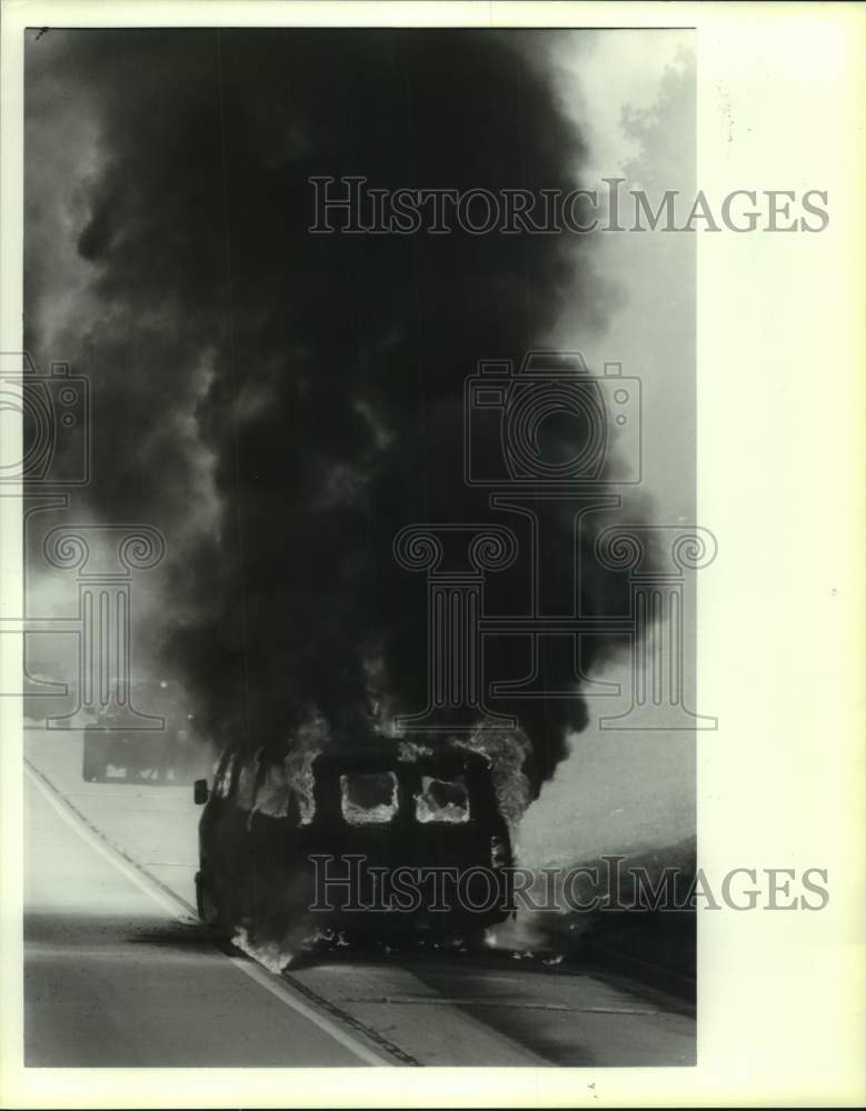 1988 Press Photo Van engulfed in flames on I-10 in Houston - Historic Images