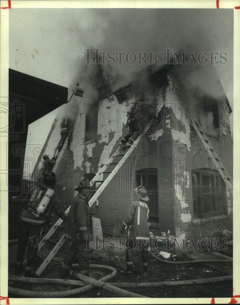 1985 Press Photo Houston Firefighters Work Against High Winds to Put out Fire - Historic Images