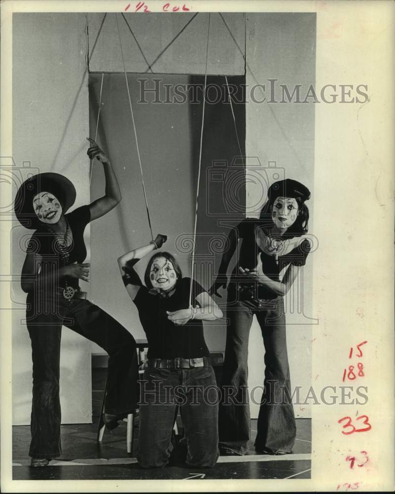 1972 Press Photo People Puppets From High School for Visual and Performing Arts - Historic Images