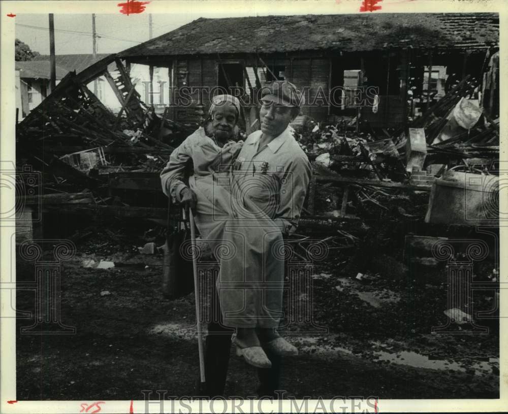 1978 Press Photo Joe Washington saved Mrs. C. Etta Thomas from burning house; TX - Historic Images