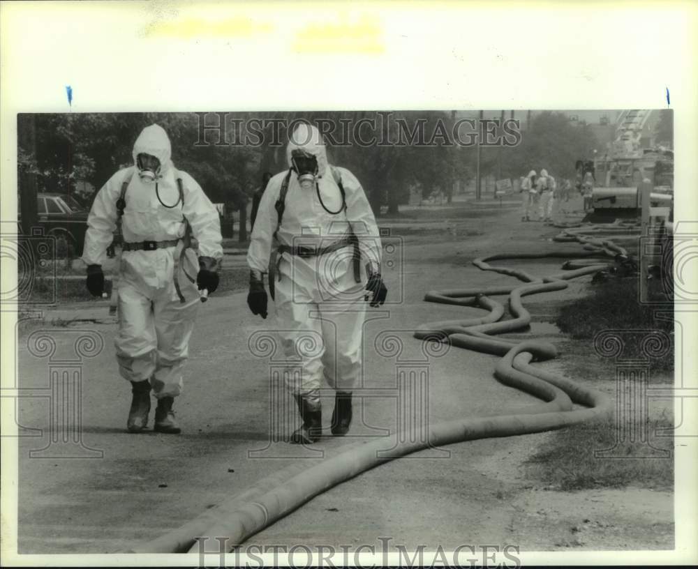 1988 Press Photo Haz-mat suited firefighters at plastics plant fire in Houston - Historic Images