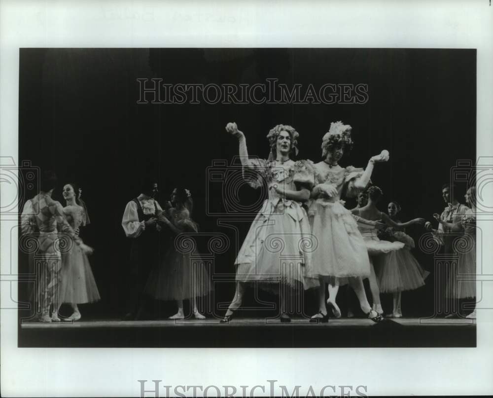 1981 Press Photo Ugly step-sisters at the ball in &quot;Cinderella&quot; - Houston Ballet - Historic Images