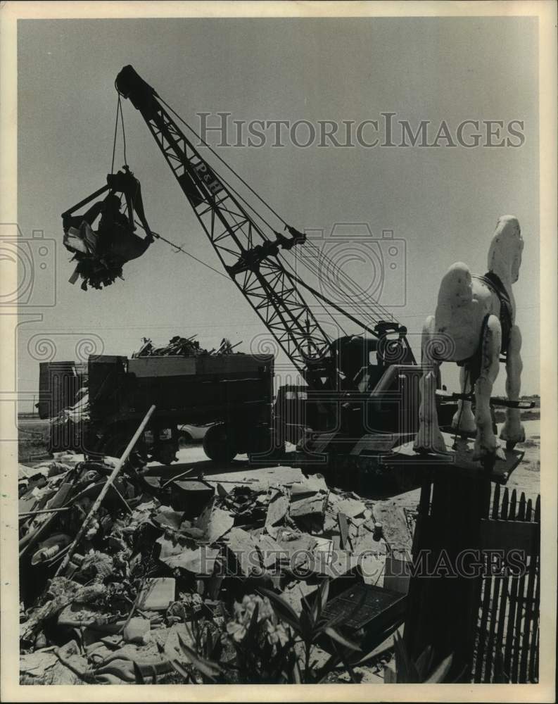 1970 Press Photo Crane Performs Cleanup After Hurricane Celia in Texas - Historic Images